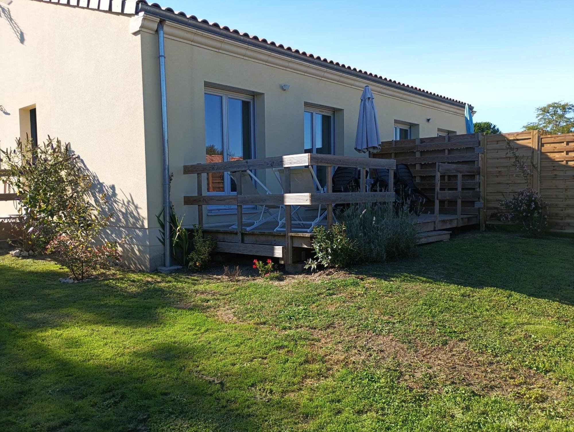 Meuble De Tourisme Classe 3 Etoiles Le Ptit Coin De Soleil - Saint Ciers D'Abzac Esterno foto